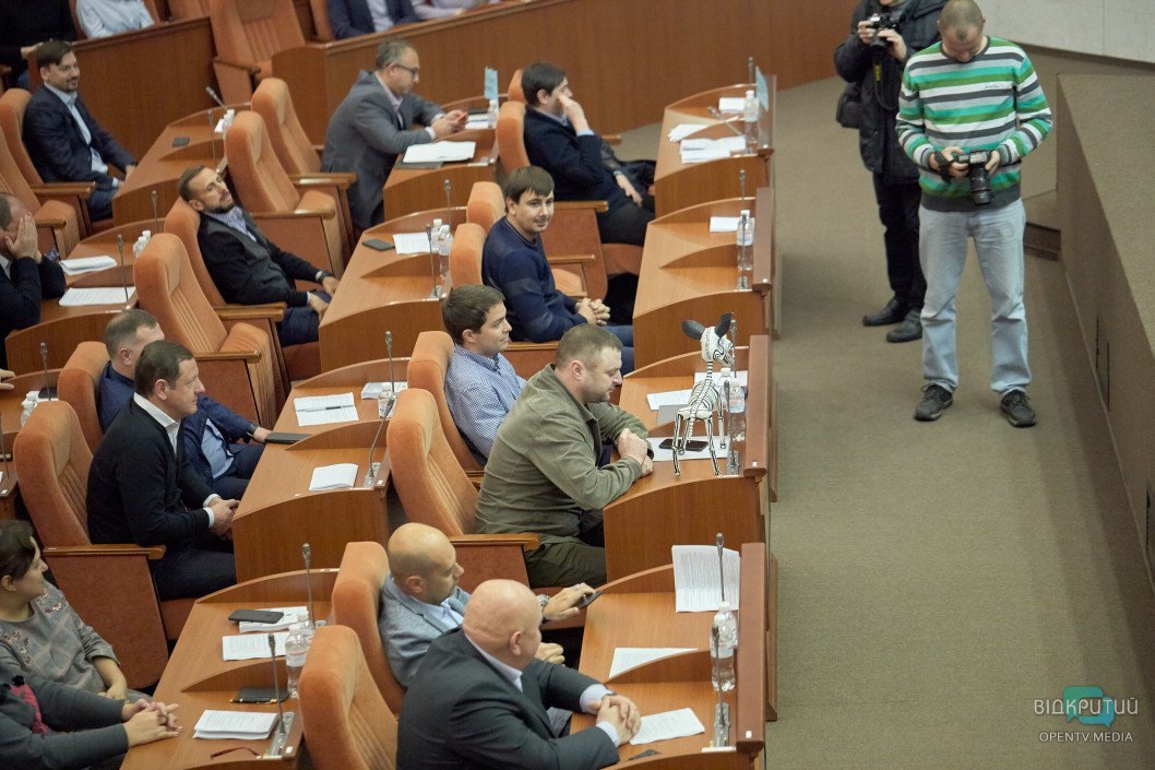 В Днепре на сессии горсовета мэр Филатов подарил своему заму Лысенко "скелет собаки" - рис. 4