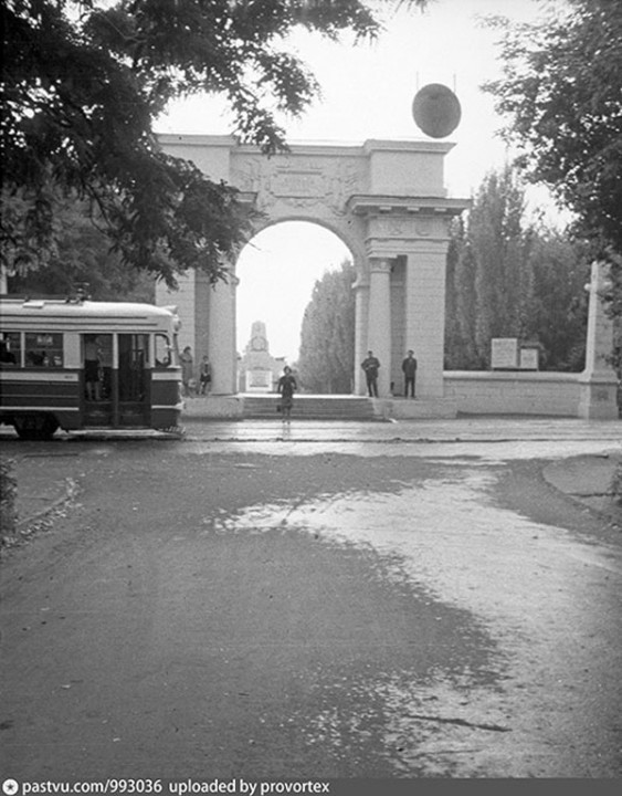 Стройка у памятника Славы и арка в Севастопольском парке: как выглядел Днепр в конце 1960-х годов - рис. 3