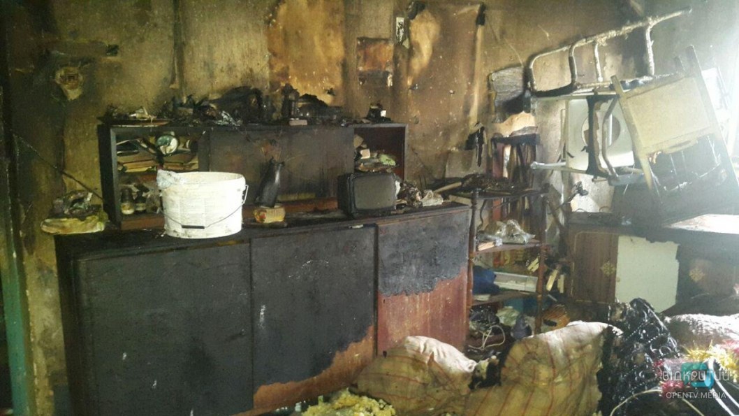 Комнаты были завалены мусором: на проспекте Героев женщина чуть не сгорела живьём в квартире - рис. 1