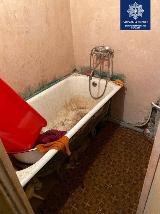 Повсюду грязь и ванная с червями: в Днепре полиция забрала детей у горе-родителей - рис. 1