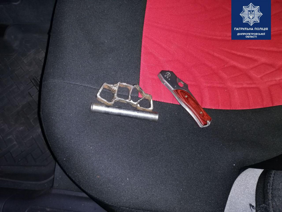 Спрятался в канаве: в Днепре патрульные задержали пьяного водителя с кастетом и ножом - рис. 2