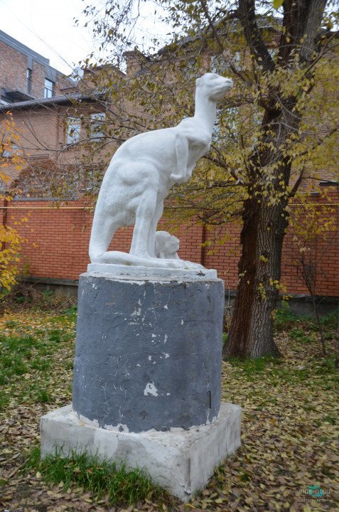 ТОП-10 странных скульптур в центре Днепра: железный человек, кенгуру и ментокрыл - рис. 1