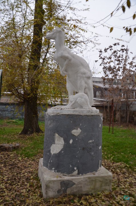 ТОП-10 странных скульптур в центре Днепра: железный человек, кенгуру и ментокрыл - рис. 2