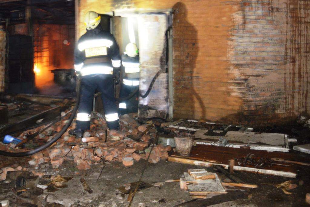 Ночной пожар: в Днепре 12 спасателей тушили огонь в старом доме - рис. 1