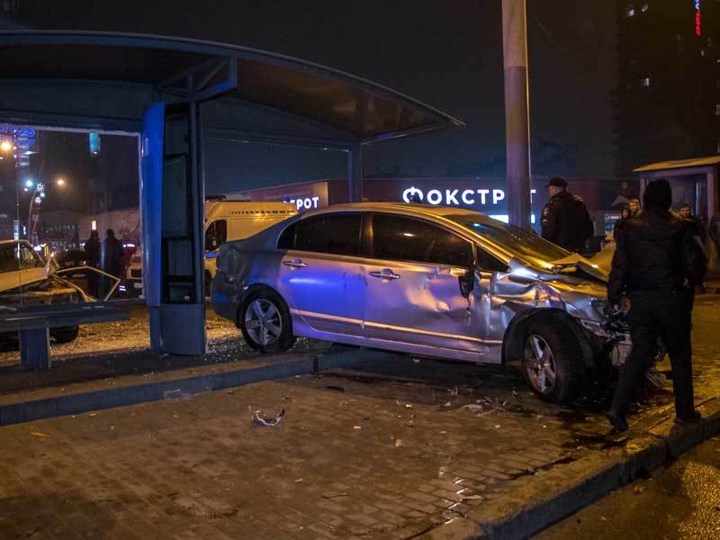 ДТП возле "Мост-Сити": Honda протаранила остановку - рис. 1