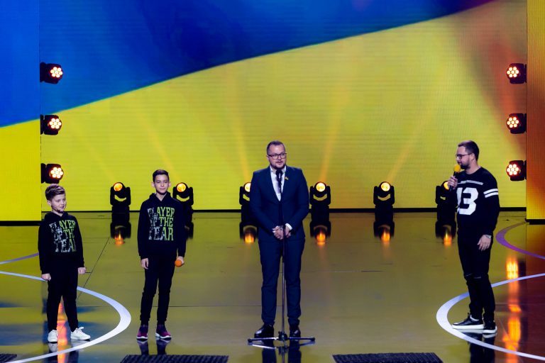 Андрей Боблях – депутат Верховной Рады Украины на сцене Лиги Смеха с командой "Fazzers", ноябрь 2019.