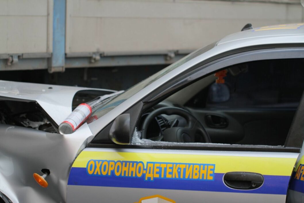 Охрана, отмена: на Петрозаводской столкнулись фура и авто "Леона" - рис. 1