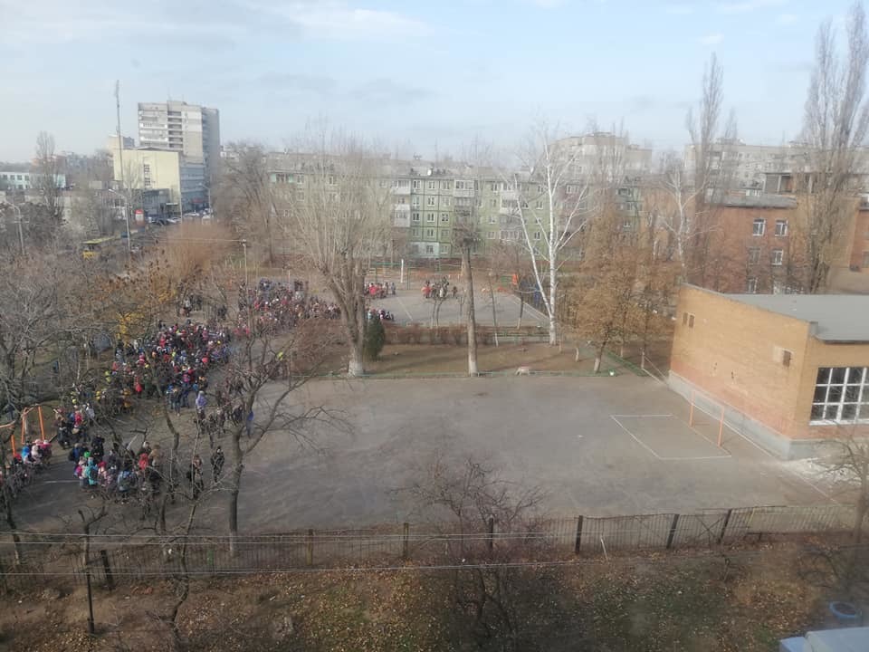 Детей эвакуировали: в Днепре заминировали 3 школы - рис. 2
