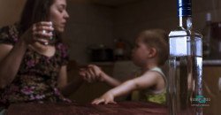 В Днепре прохожие спасли малыша, пока горе-мать валялась пьяной - рис. 18