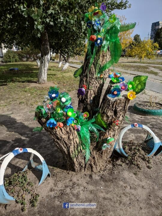 На Ломовском местные умельцы создали во дворе сказочный городок (ФОТО) - рис. 8