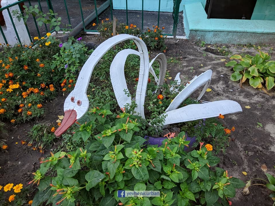 На Ломовском местные умельцы создали во дворе сказочный городок (ФОТО) - рис. 2