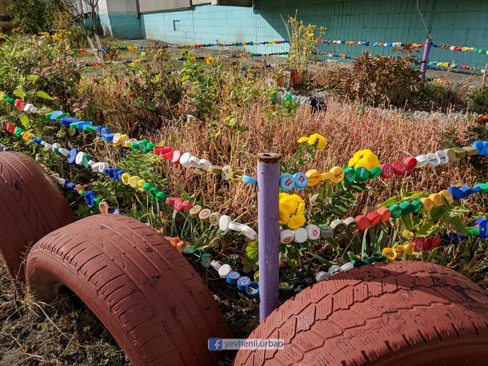 На Ломовском местные умельцы создали во дворе сказочный городок (ФОТО) - рис. 3