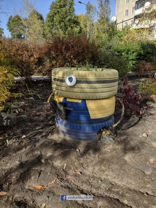 На Ломовском местные умельцы создали во дворе сказочный городок (ФОТО) - рис. 9