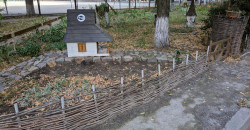 На Ломовском местные умельцы создали во дворе сказочный городок (ФОТО) - рис. 14