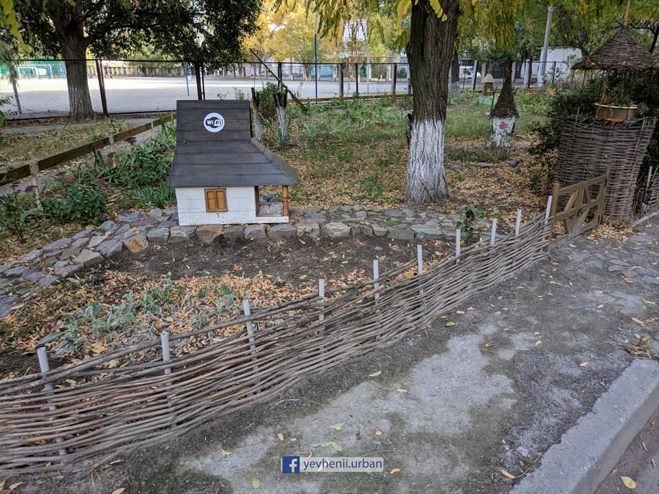 На Ломовском местные умельцы создали во дворе сказочный городок (ФОТО) - рис. 5