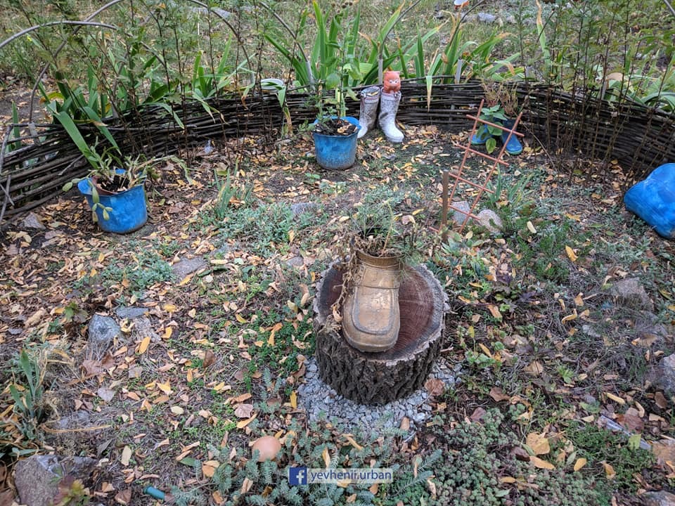 На Ломовском местные умельцы создали во дворе сказочный городок (ФОТО) - рис. 6