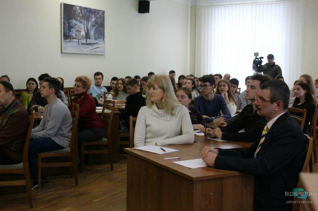 Ректор "таможки" снова сел за парту и написал со студентами диктант - рис. 5