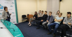 Почувствовали себя звездами ТВ: на Відкритом прошла экскурсия для школьников - рис. 6