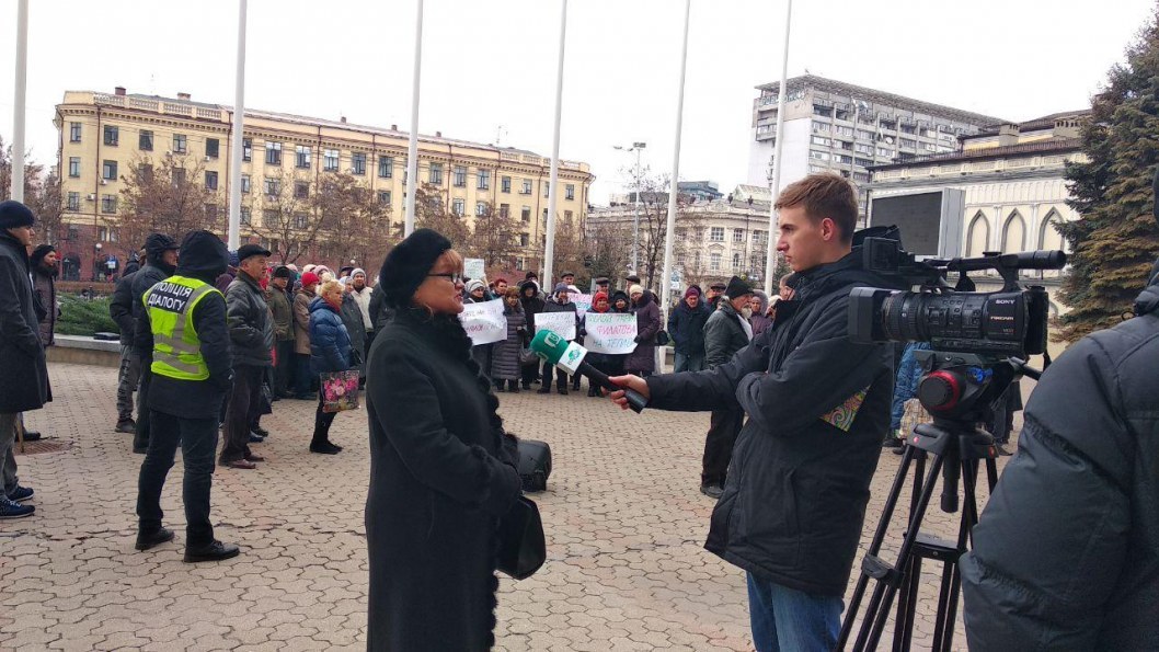 Митинг под стенами горсовета Днепра. Корреспондент Відкритого берет комментарий у женщины из числа протестующих.