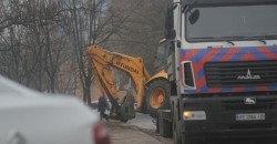 В Днепре коммунальщики при погрузке перевернули трактор (ВИДЕО) - рис. 13