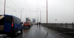 Объезжай: в Днепре на Старом мосту огромные пробки из-за ДТП (ВИДЕО) - рис. 7