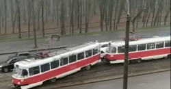 В Днепре трамвай на ходу сошел с рельсов (ФОТО) - рис. 18