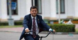 Троллинг по-президентски: Зеленскому подарили электровелосипед (ФОТО) - рис. 20