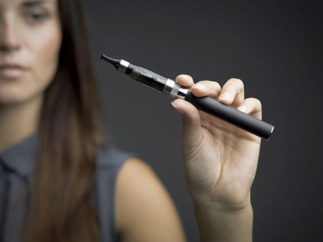 Кабмин запретил курить электронные сигареты и вэйпы в общественных местах - рис. 1