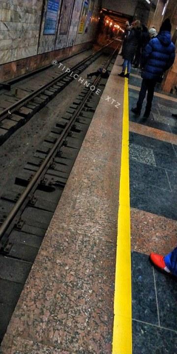 В Харькове мужчина упал на рельсы в метро - рис. 1