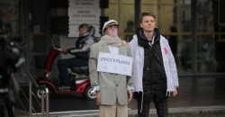 Прогульщик: активисты перед сессией принесли манекен депутата, который пропустил 90% заседаний горсовета (ФОТО) - рис. 3