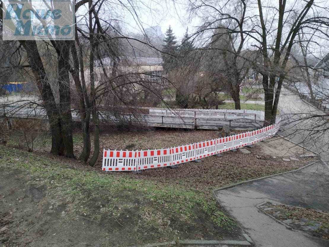 Спуск с моста оградили красно-белым забором.