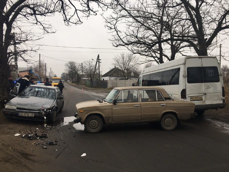В Днепре на Петрозаводской столкнулись две легковушки и маршрутка - рис. 1
