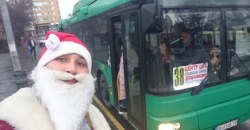 Рассказывай стишки - получай угощение: в днепровских маршрутках катается Дед Мороз - рис. 20