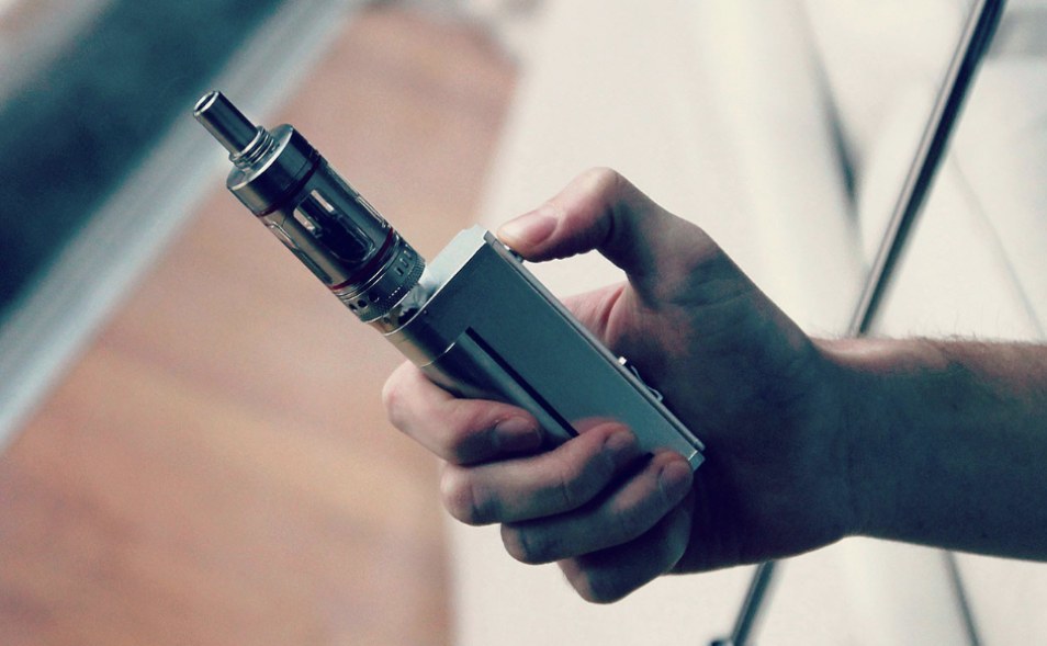 Кабмин запретил курить электронные сигареты и вэйпы в общественных местах - рис. 2