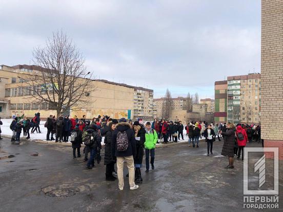 Эвакуировали почти 900 человек: в Кривом Роге горит лицей (ФОТО) - рис. 2