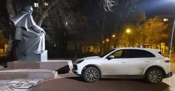 Может, так сильно любит Шевченко: днепрянин припарковался "у ног" поэта - рис. 3
