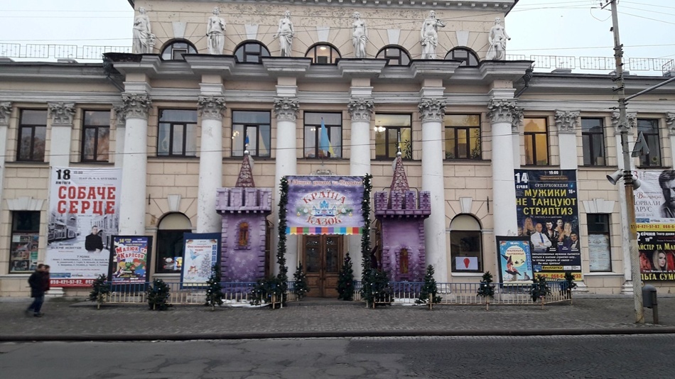 Неоднозначно: в Днепре драмтеатр украсили огромными фиолетовыми башнями (ФОТО) - рис. 1