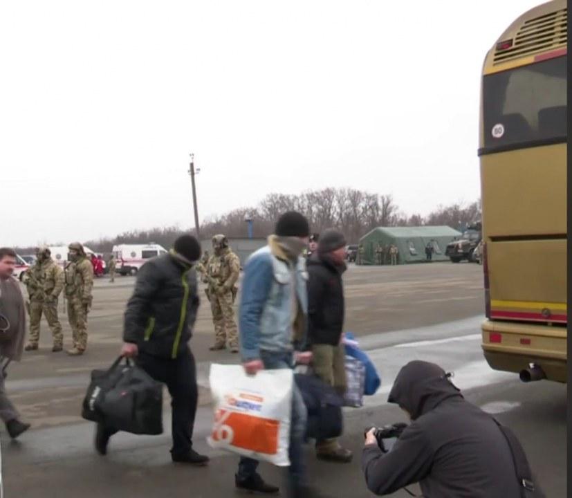 Обмен пленными возле КПВВ «Майорское» начался: домой должны вернуться 80 украинцев (ФОТО) - рис. 5