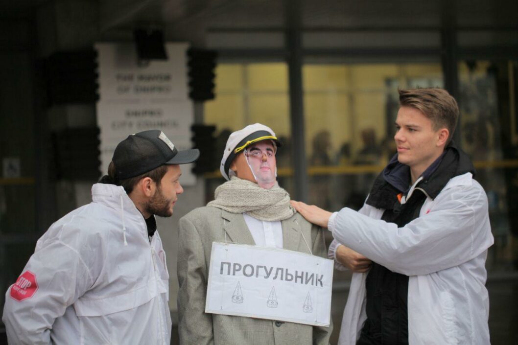 Прогульщик: активисты перед сессией принесли манекен депутата, который пропустил 90% заседаний горсовета (ФОТО) - рис. 1