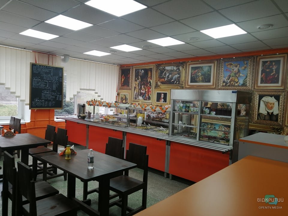 Котлеты на фоне Моны Лизы: в Днепре школьную столовую оформили в стиле Ренессанса (ФОТО) - рис. 1