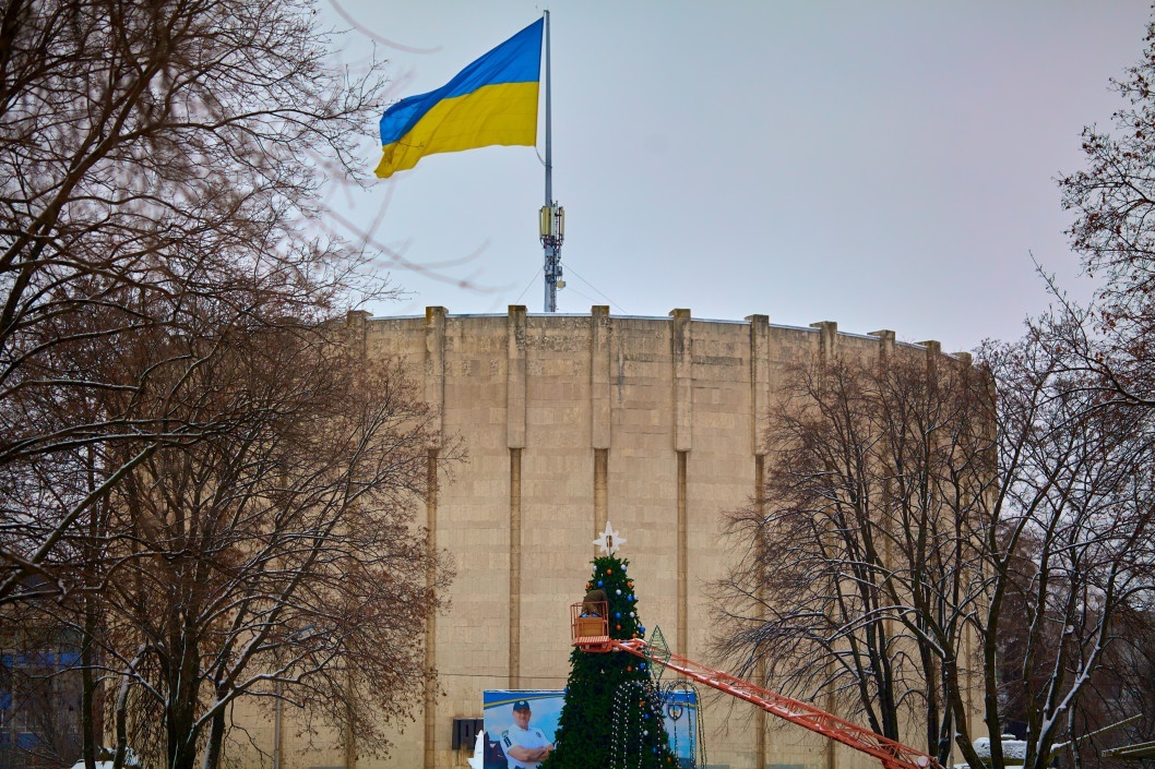 В центре Днепра поставили и нарядили елку (ФОТО) - рис. 11