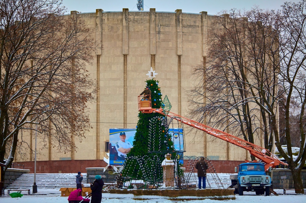 В центре Днепра поставили и нарядили елку (ФОТО) - рис. 10