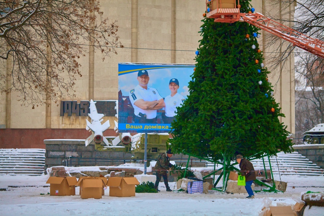 В центре Днепра поставили и нарядили елку (ФОТО) - рис. 8