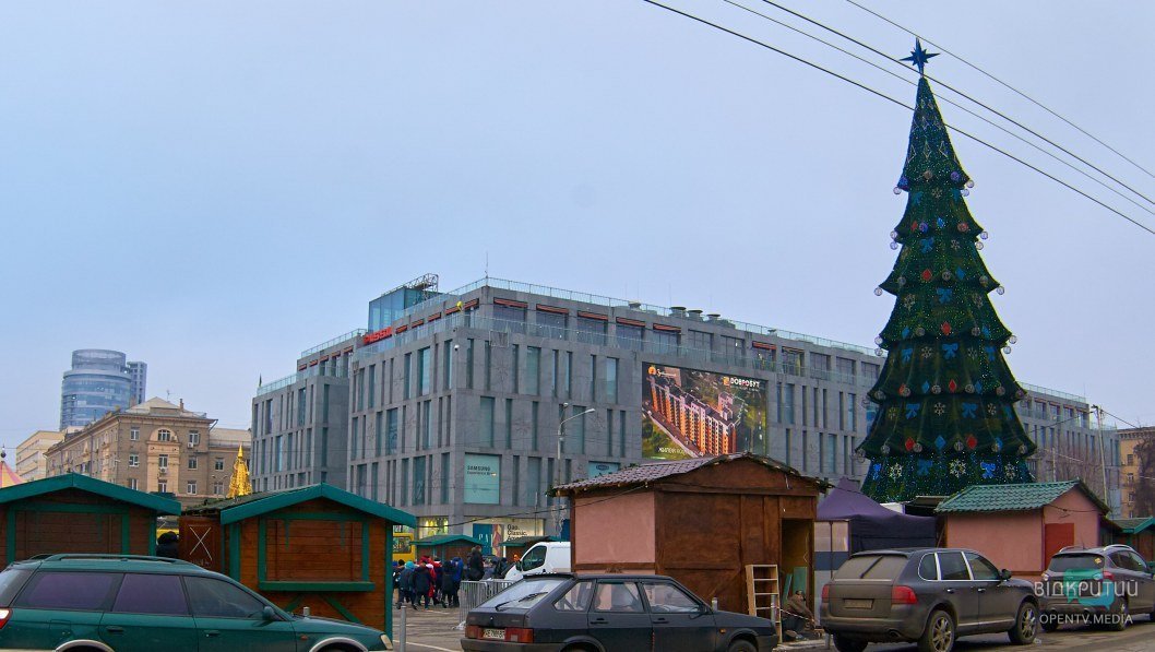 В Днепре украсили главную елку города (ФОТО) - рис. 3