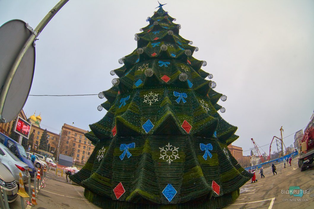 В Днепре украсили главную елку города (ФОТО) - рис. 4