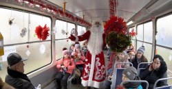 По Днепру ездит новогодний трамвай с Дедом Морозом и Снегурочкой (ФОТО) - рис. 13