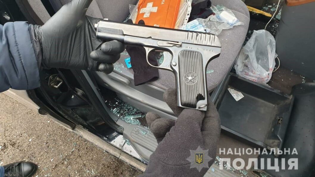 В Днепре полиция задержала четверых подозреваемых за расстрел внедорожника из гранатомета (ВИДЕО) - рис. 2