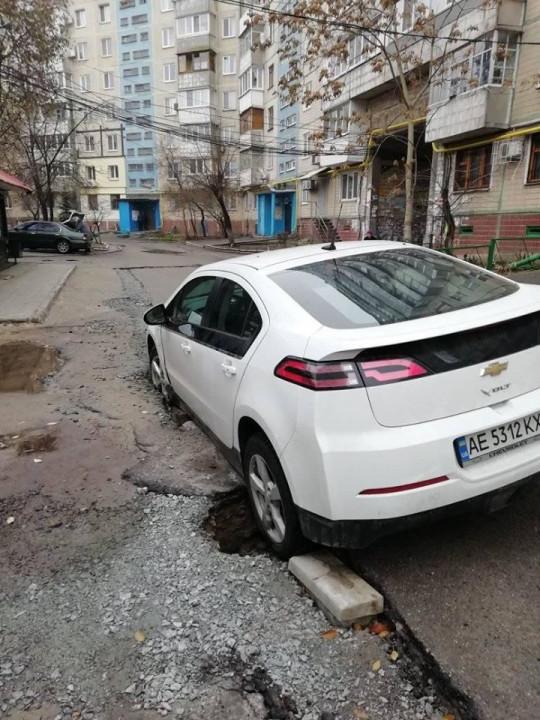 В Новокодакском районе автомобиль ушёл под землю - рис. 1