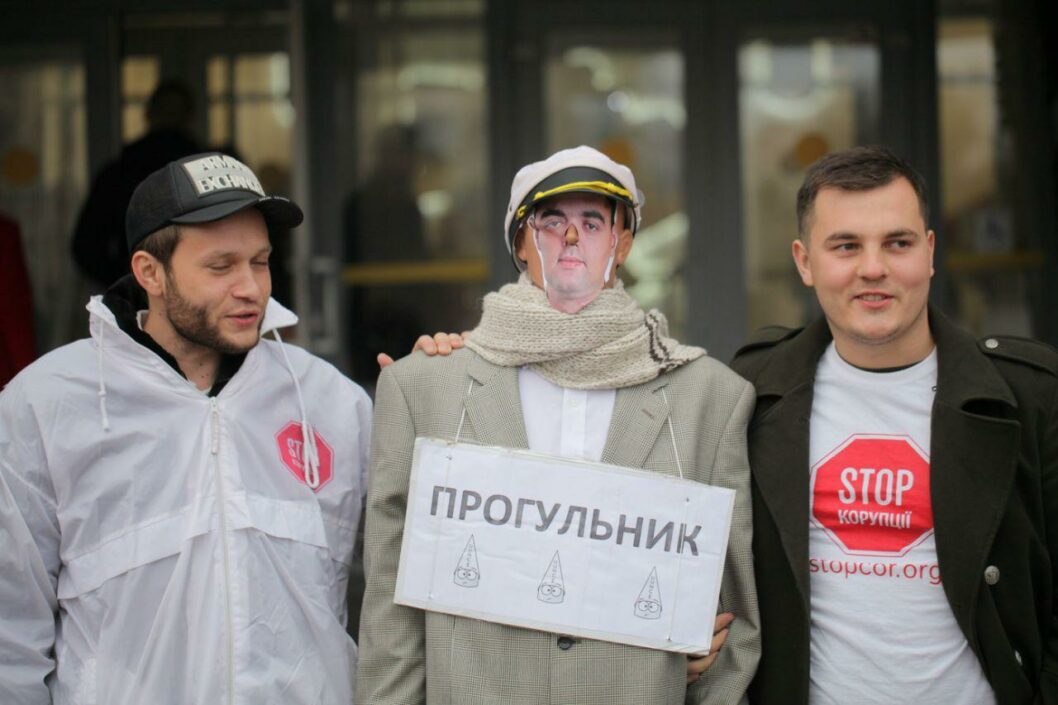 Прогульщик: активисты перед сессией принесли манекен депутата, который пропустил 90% заседаний горсовета (ФОТО) - рис. 2
