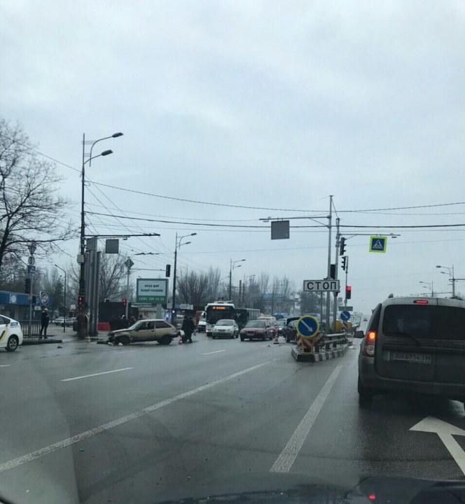 На Слобожанском проспекте тройное ДТП: есть пострадавшие - рис. 1